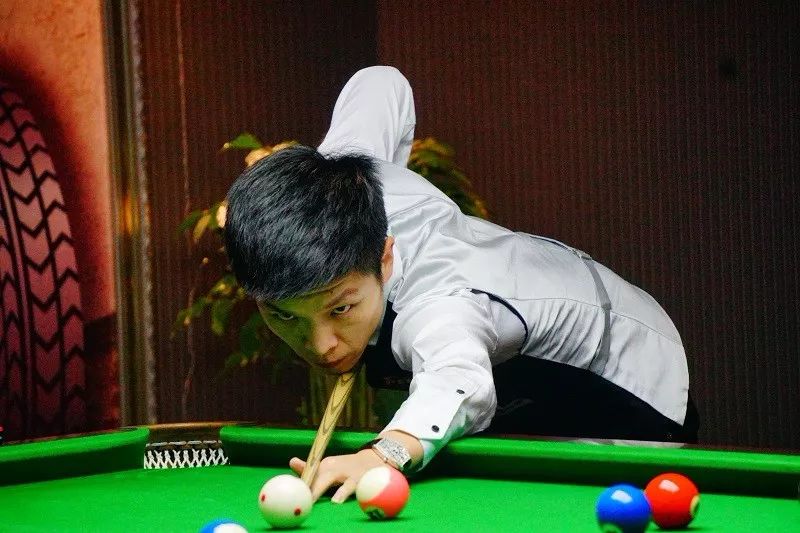 她的处事更 她的处事更